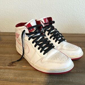 Air Jordan 1 Mids, clean in great condition - size 9.5